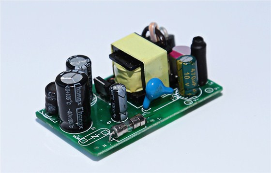 【銀聯寶行業資訊】手機面板陷入消耗戰小米是震源