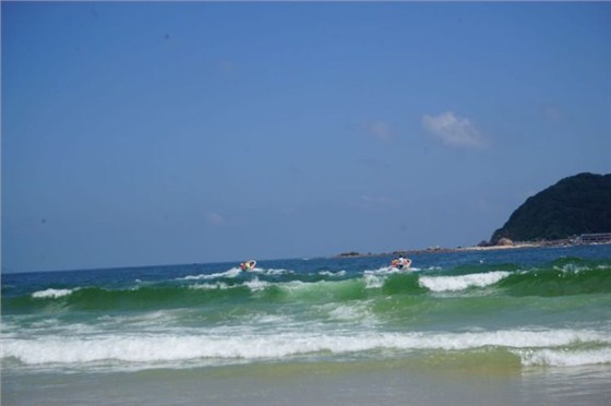 乘坐快艇出發情人島